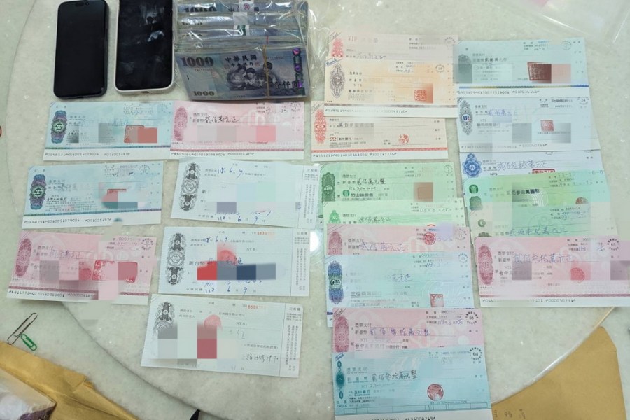 屏檢查獲選舉賭盤 賭資現金加票據近4億 208 屏檢查獲選舉賭盤 賭資現金加票據近4億 207