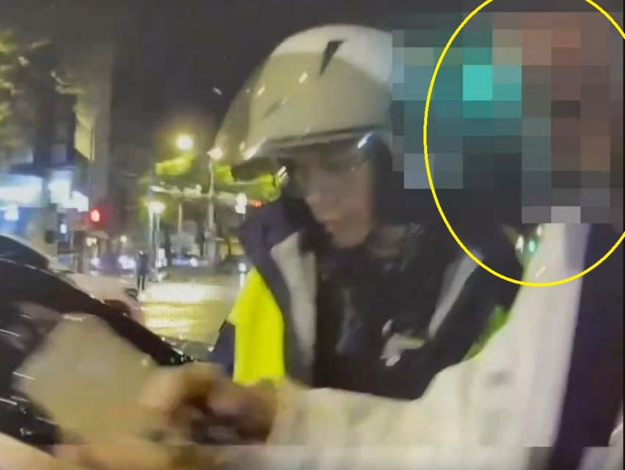 車停警車邊K味衝鼻 警逮兩人查獲毒品K他命與西瓜刀 215 cnews204231228a09