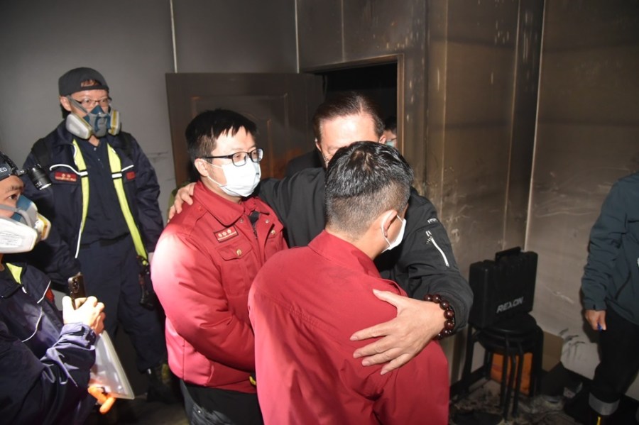 救出4人再入火場 新竹消防分隊長葬身火窟殉職 216 cnews204231228a14