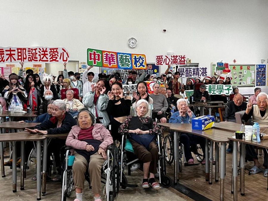 歲末寒冬 中華藝校攜手內惟埤基金會送暖到社區醫院