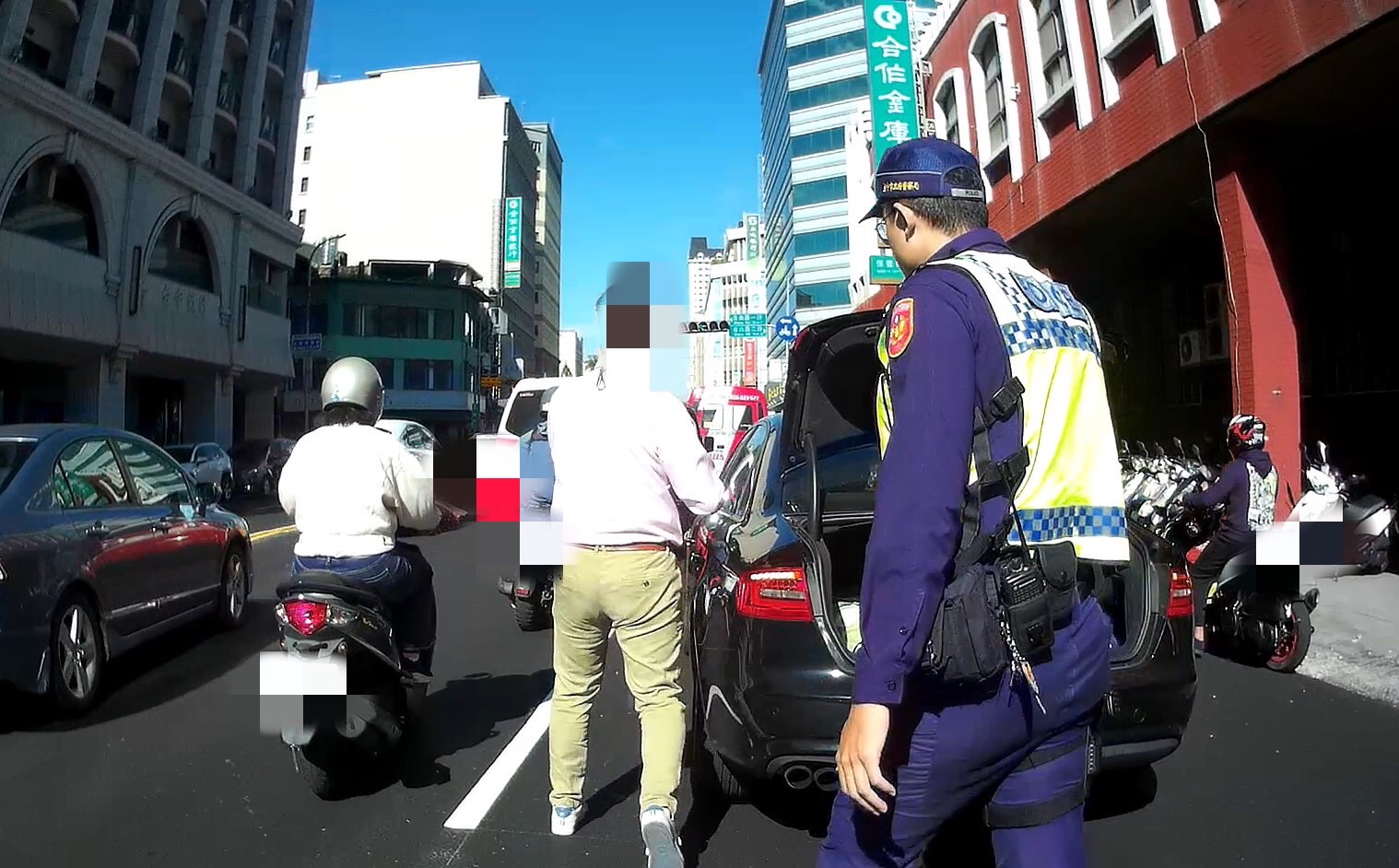 南投縣某大學的兼任老師，趕授課。車子拋錨路中，一分繼中警協助推至路旁。（記者江雁武翻攝）