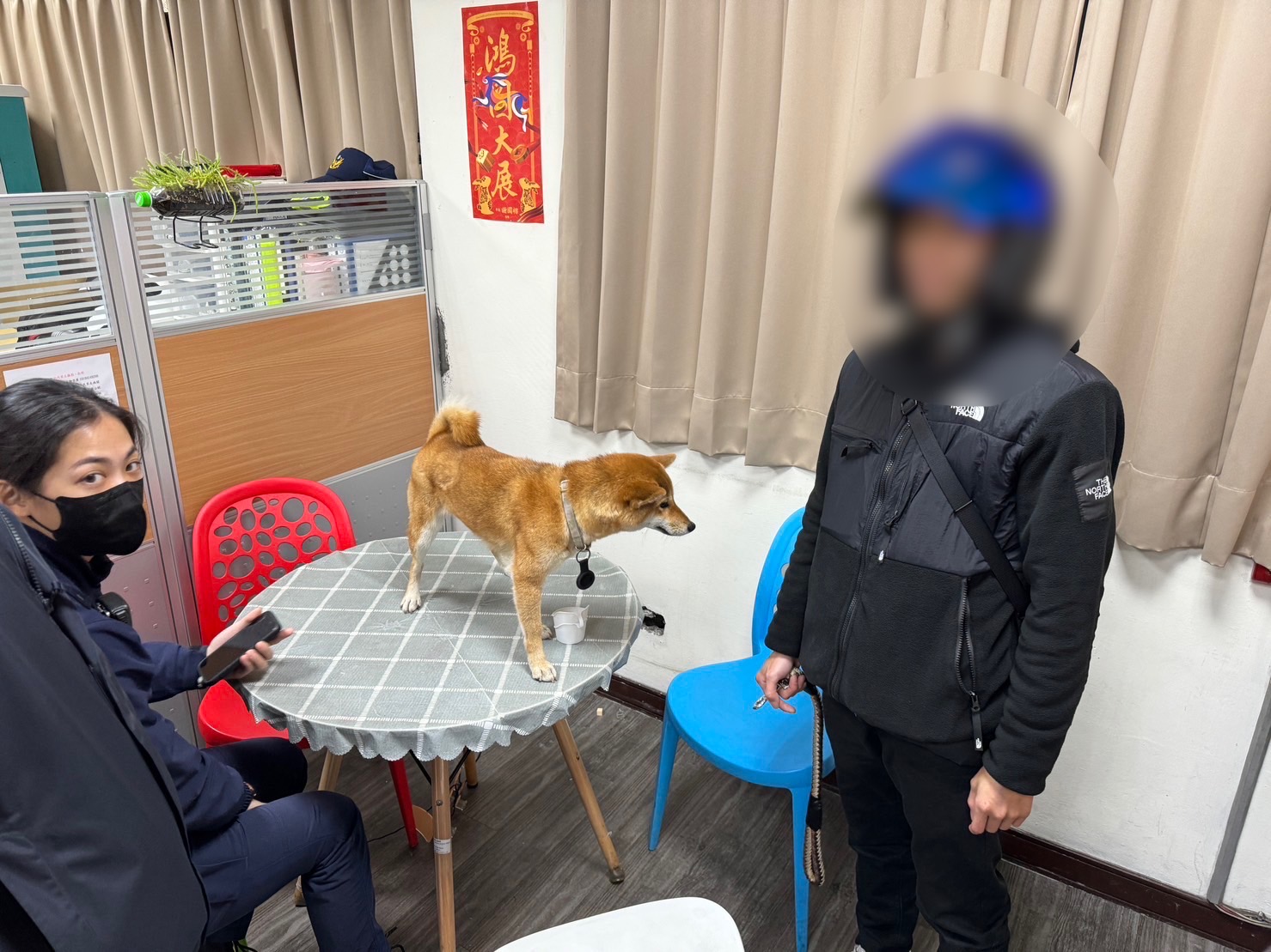 鄒姓飼主前來派出所領回走失的愛犬。(記者薛秀蓮翻攝)