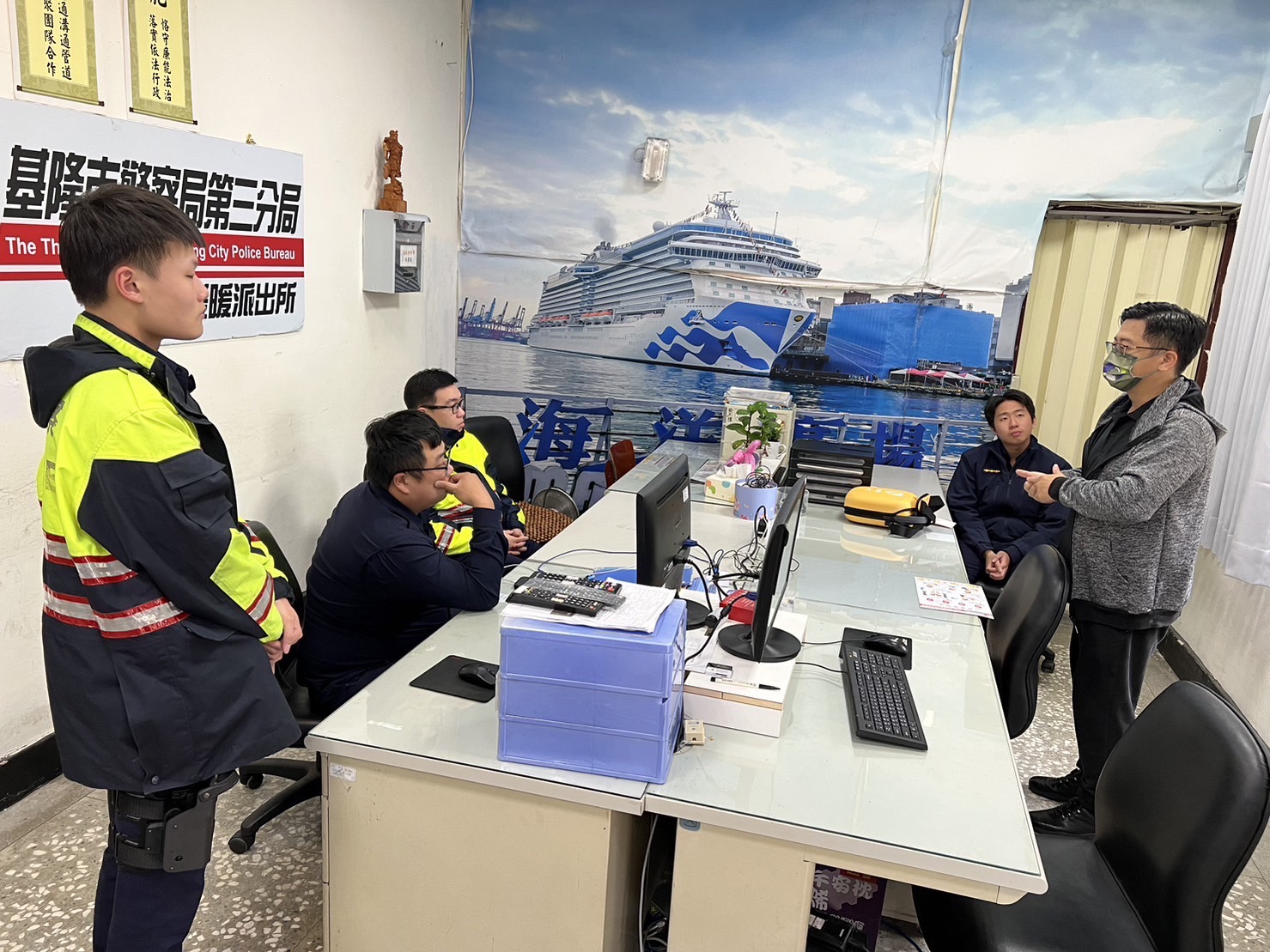 基隆市警察局第三分局員警接受AED使用訓練,提升緊急救護能力。(記者薛秀蓮翻攝)