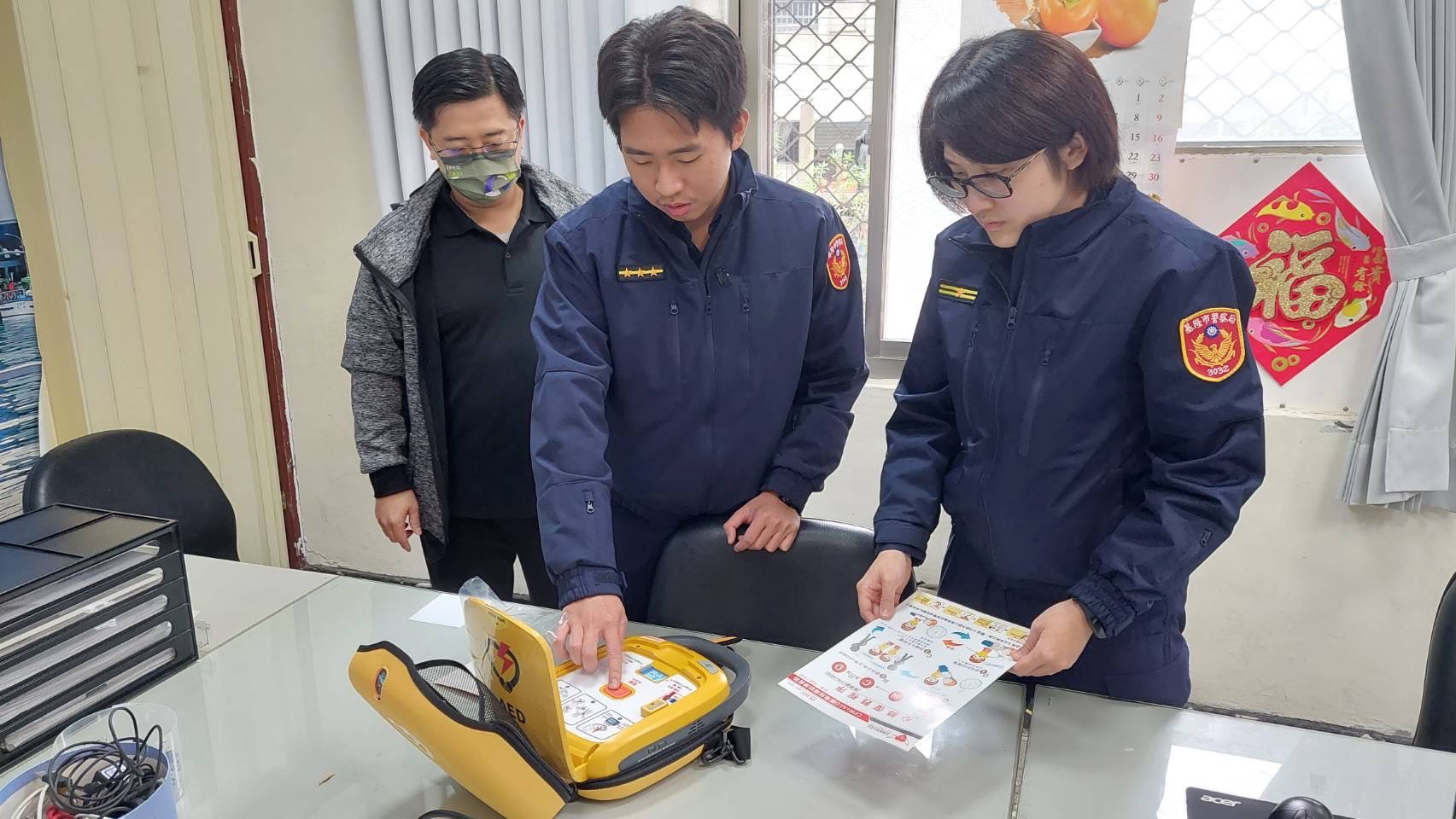 基隆市警察局第三分局員警進行AED操作訓練。(記者薛秀蓮翻攝)
