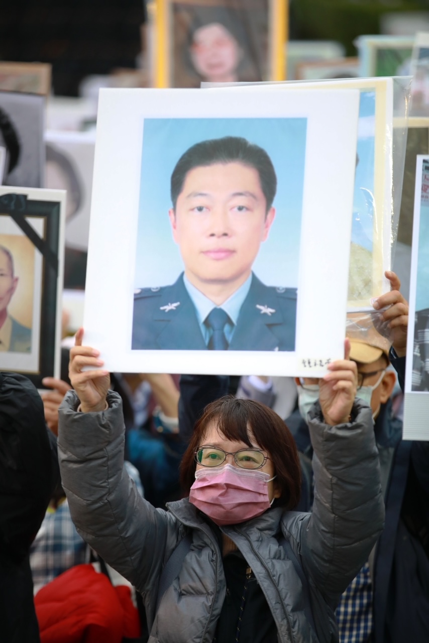 ▲前空軍一號機長張作舟的遺孀鍾女士表示，張作舟生前悲憤寫下：「太極門冤假案違法稅單層出不窮，為官者良心何在？」（記者晨曦翻攝）