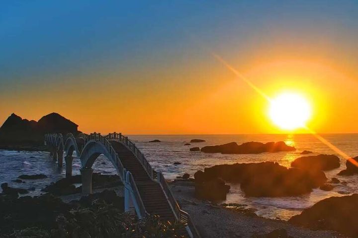 三仙台八拱橋與曙光相輝映。 圖:東部海岸國家風景區管理處/提供