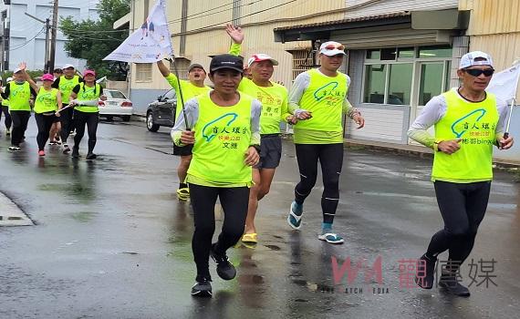 盲人環台公益路跑抵嘉 為若竹兒募愛心年菜