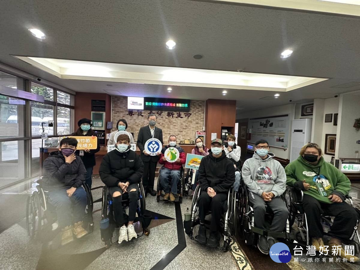 勞動部政務次長許傳盛(後排左3)訪脊髓損傷中心與同仁、進用人員合影。