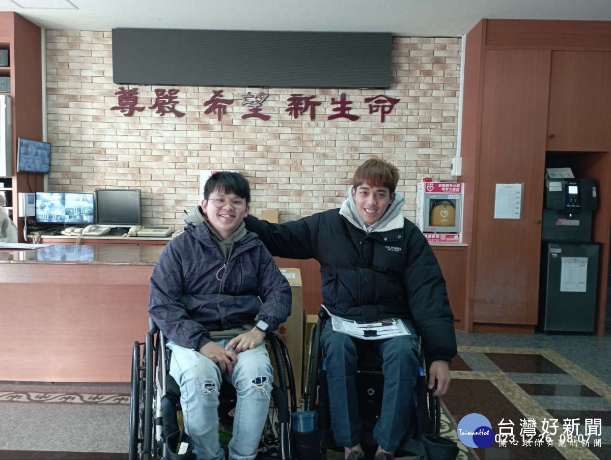 胡言旗(左)、林凱程(右)透過桃竹苗分署多元就業開發方案順利蛻變為訓練師與咖啡師。<br /><br />