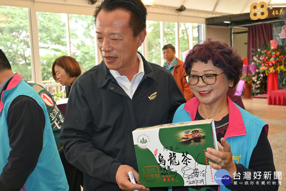 合作社理事主席蔡惠櫻說,今年冬茶收成多了約3成,歡迎消費者搶購/陳致愷攝影