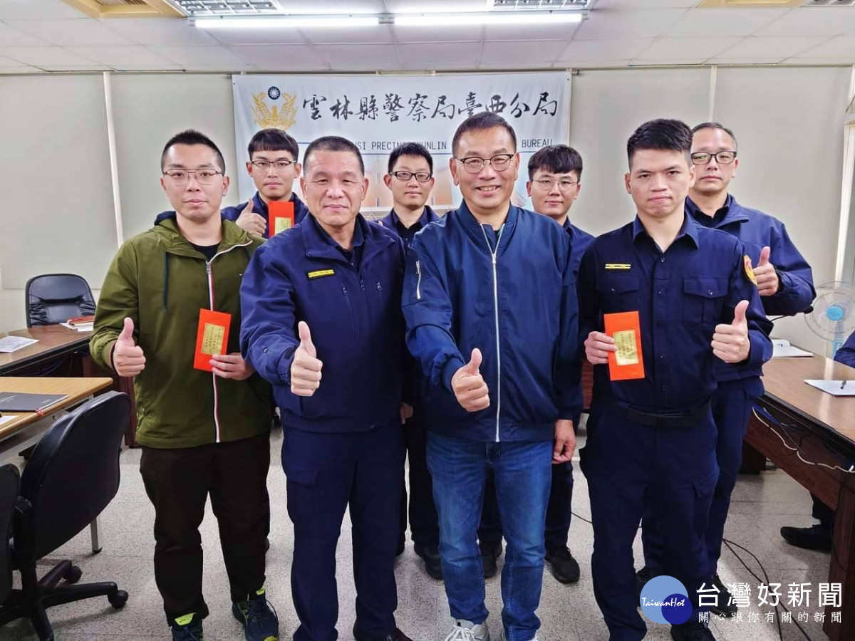 臺西警友辦事處主任吳祥斌前往分局頒發獎勵金／警方提供
