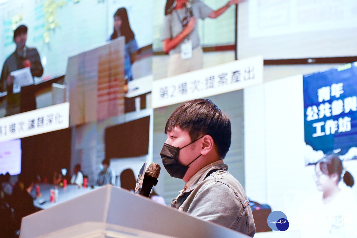 桃市青諮會「112年度優點子提案暨成果發表會」中,青諮委員進行提案分享。