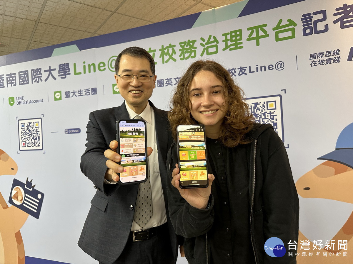 武東星校長與尹淑曼展示數位平台的多元內容。(記者扶小萍攝)