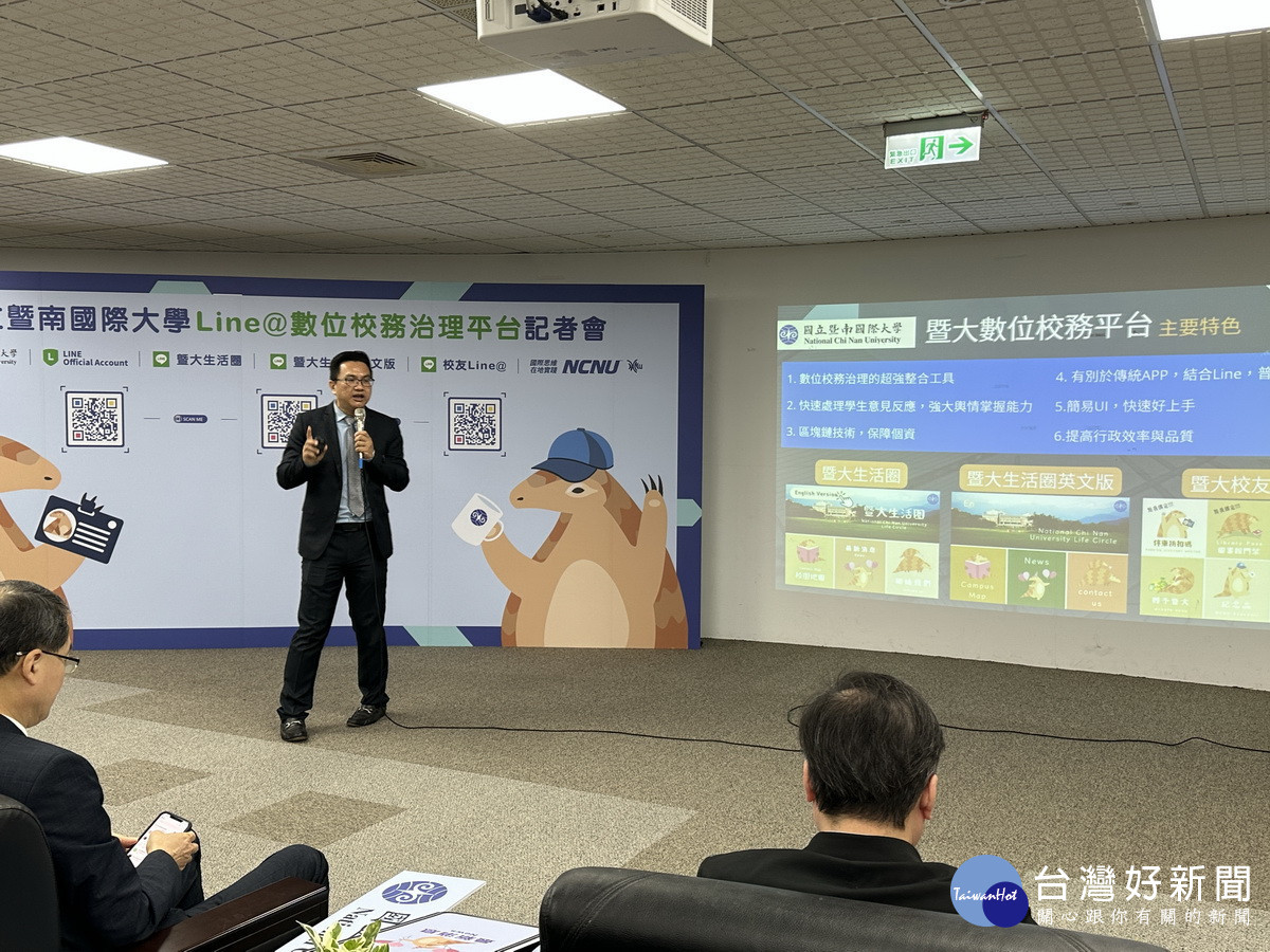 曾永平主秘細述數位平台功能多多。(記者扶小萍攝)