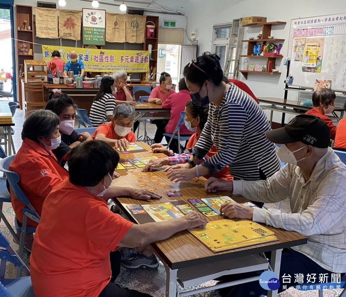 ▲新住民姊妹在甲仙寶隆社區發展協會的社區照顧關懷據點帶領長輩玩桌遊。