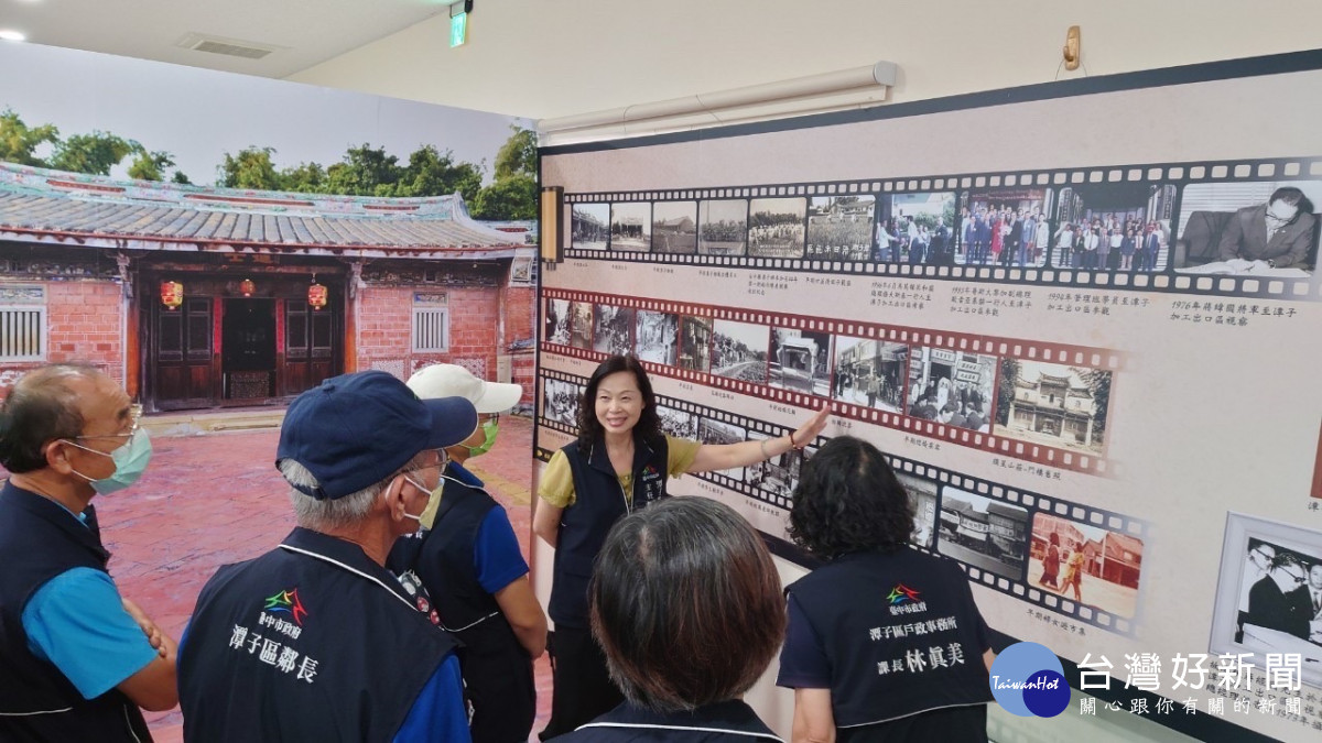 潭子戶政檔案展將百年古蹟摘星山莊搬到現場,讓民眾合影留念。