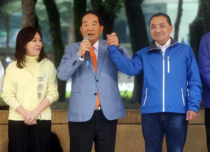國民黨總統候選人侯友宜(右)、親民黨主席宋楚瑜(中)29日為國民黨台北市第4選區立委參選人李彥秀(左)站台。中央社