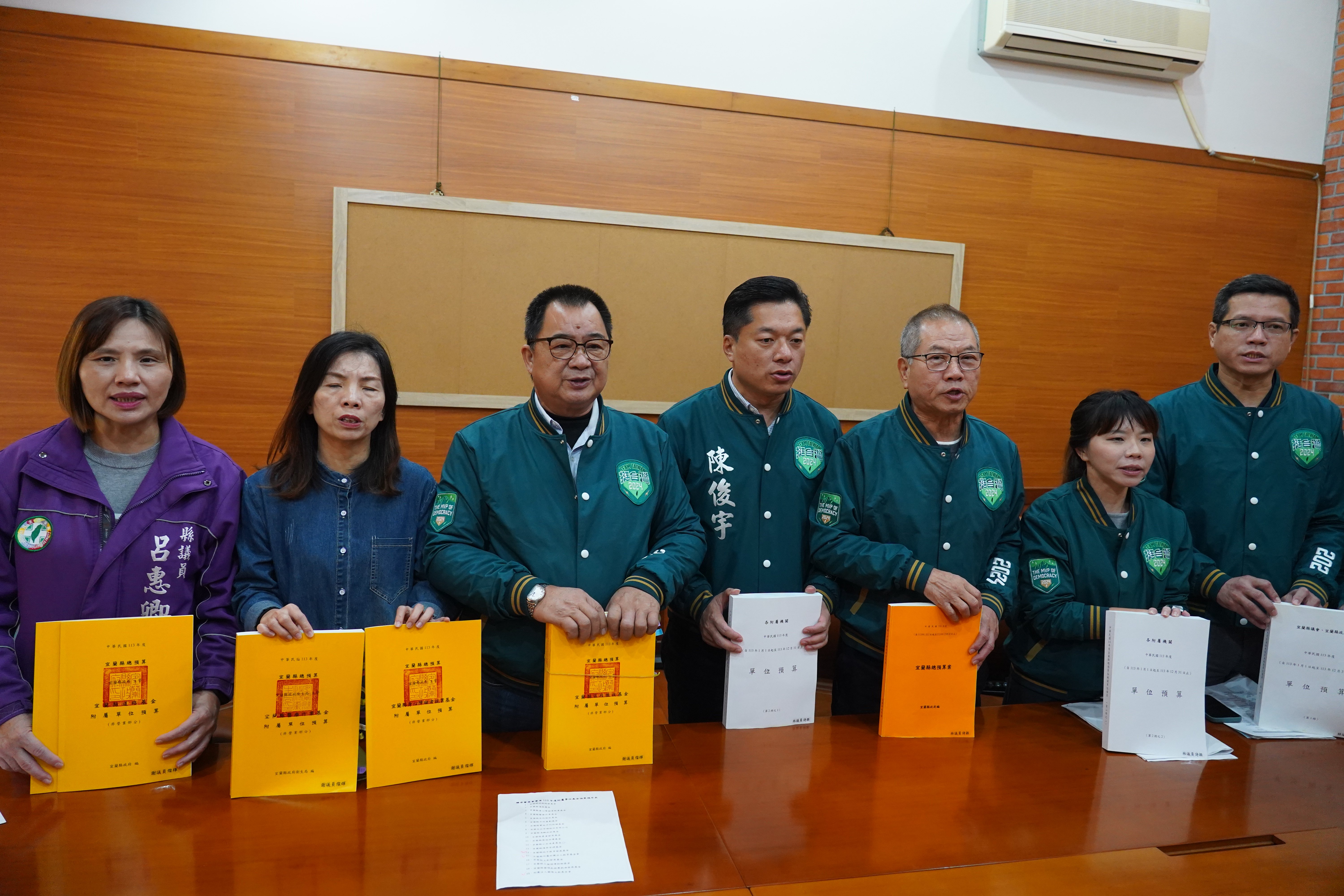 民進黨宜蘭縣議會黨團不滿國民黨及無黨籍聯手採「包裹表決」方式強行通過明年度宜蘭縣政府總預算,集體退席抗議,並痛批國民黨「懶惰鴨霸」。林泊志攝