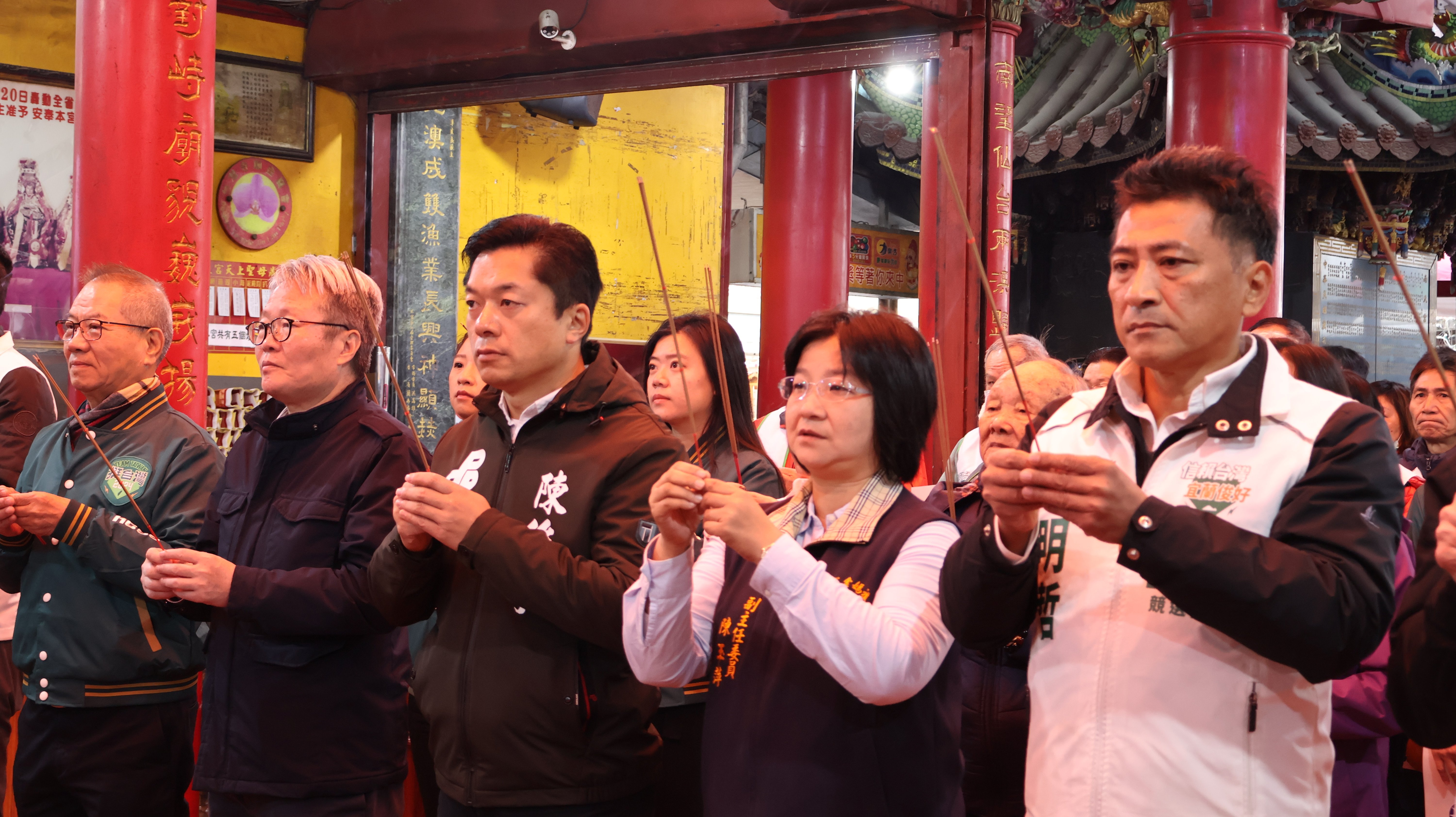 民進黨宜蘭立委候選人陳俊宇下戰帖,邀對手國民黨黃琤婷22日赴南方澳南天宮媽祖廟起誓,但黃未現身。陳俊宇競總提供