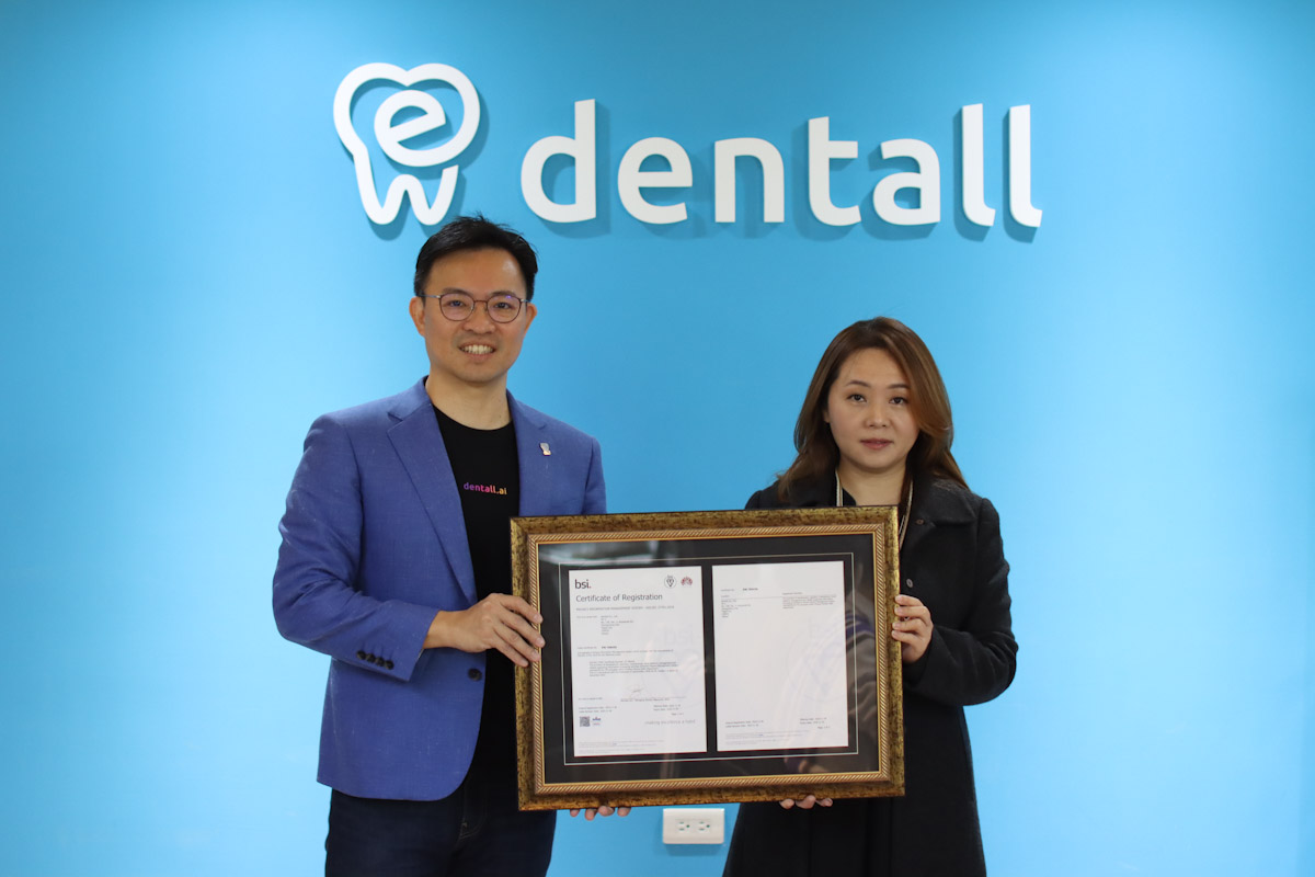 新聞照片01 Dentall 為全台首間榮獲bsi英國標準協會國際 Iso 資安雙認證牙科病歷系統商,執行長陳欽章代表授證。 Edited