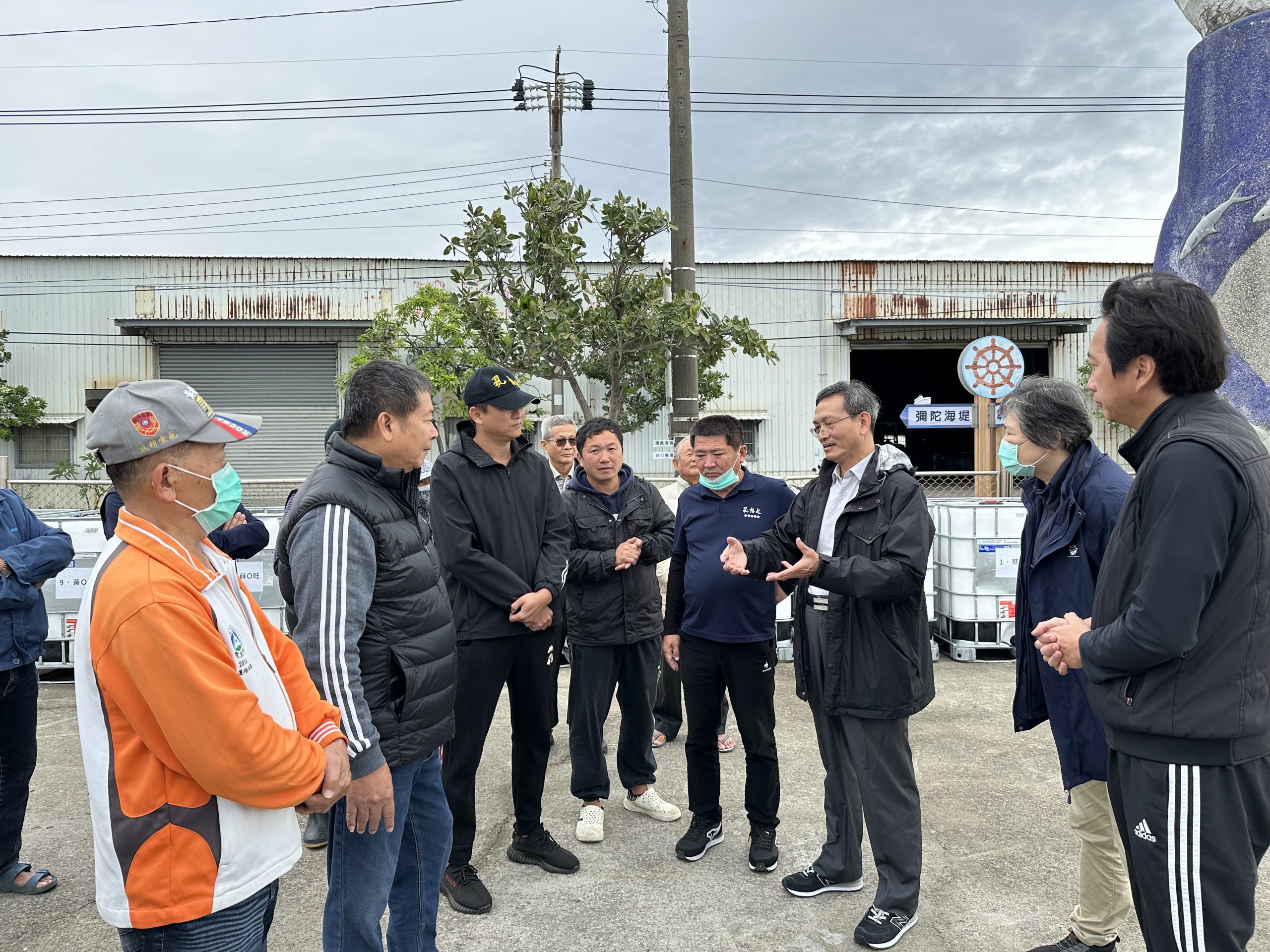 海洋局代理局長黃登福說明目前先以彌陀區為示範場域,提供複合光合菌。(海洋局提供)