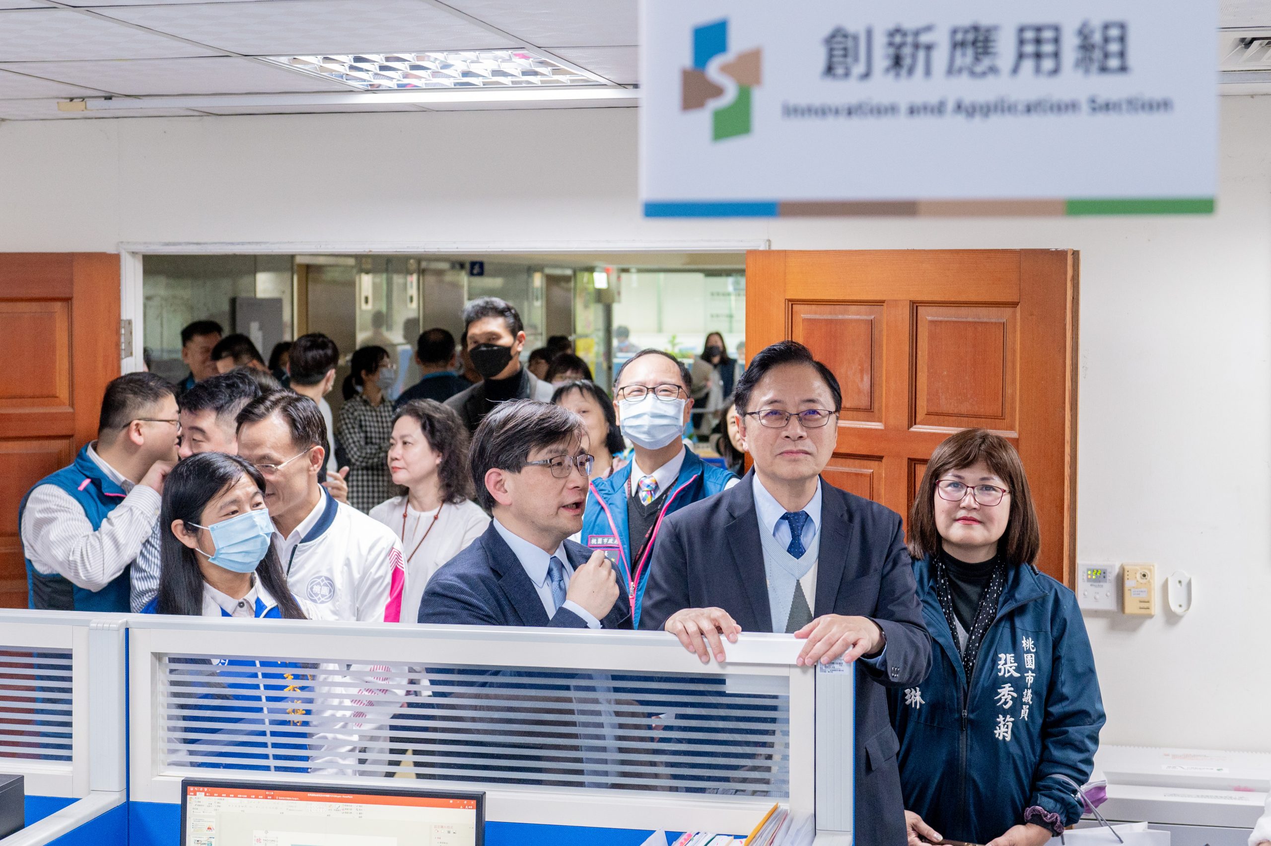 張善政表示,婦幼發展局及智慧城鄉發展委員會的揭牌,象徵市府資源整合將更加完善。(桃市府提供)