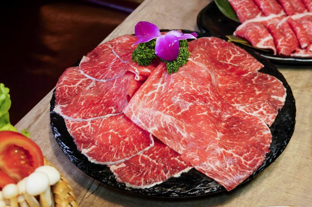 「美國SRF極黑和牛雪花」脂肉分布如大理石般細緻,肉汁豐沛、肉質軟嫩