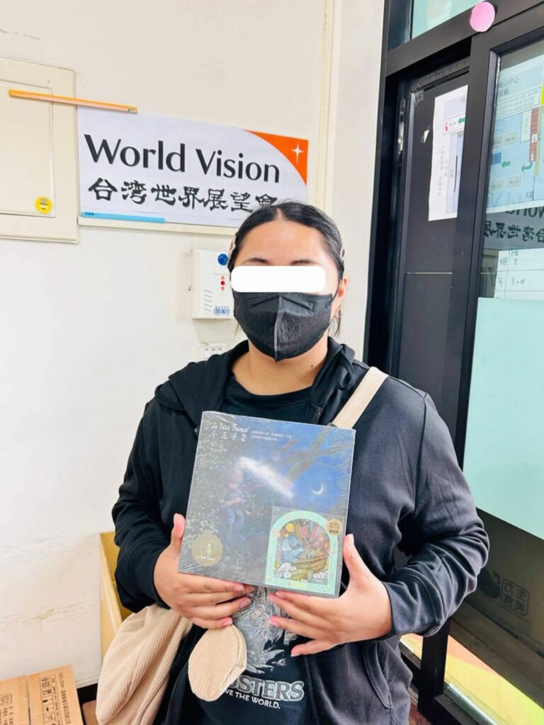 今年大四的阿樺參加展望會與誠品書店合作募集聖誕禮物心願活動,許願想要能和家人一起看的書!