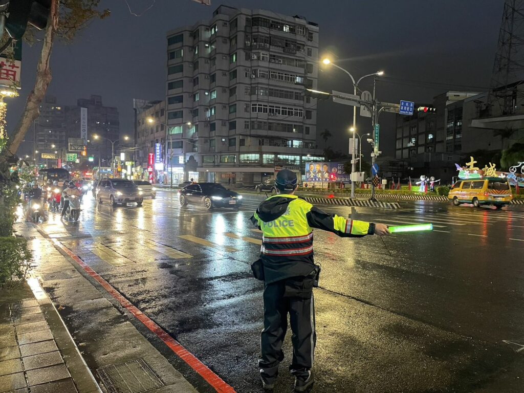 土城分局於元旦連假期間,為有效交通疏運並紓解道路車流,爰規劃於金城路、中央路3段沿線往國道3號及臺65線往土城匝道等重要路口規劃交通疏導勤務