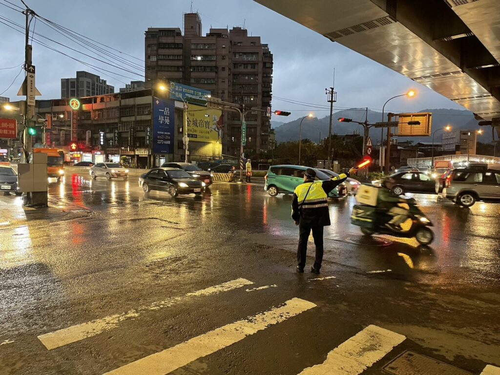 土城分局於元旦連假期間,為有效交通疏運並紓解道路車流,爰規劃於金城路、中央路3段沿線往國道3號及臺65線往土城匝道等重要路口規劃交通疏導勤務