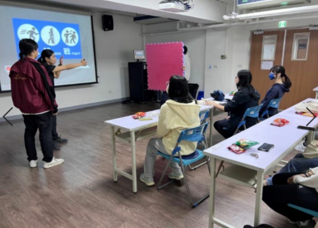 士林分局與東吳大學共同辦理反詐騙宣導及教導防身術與安全防衛