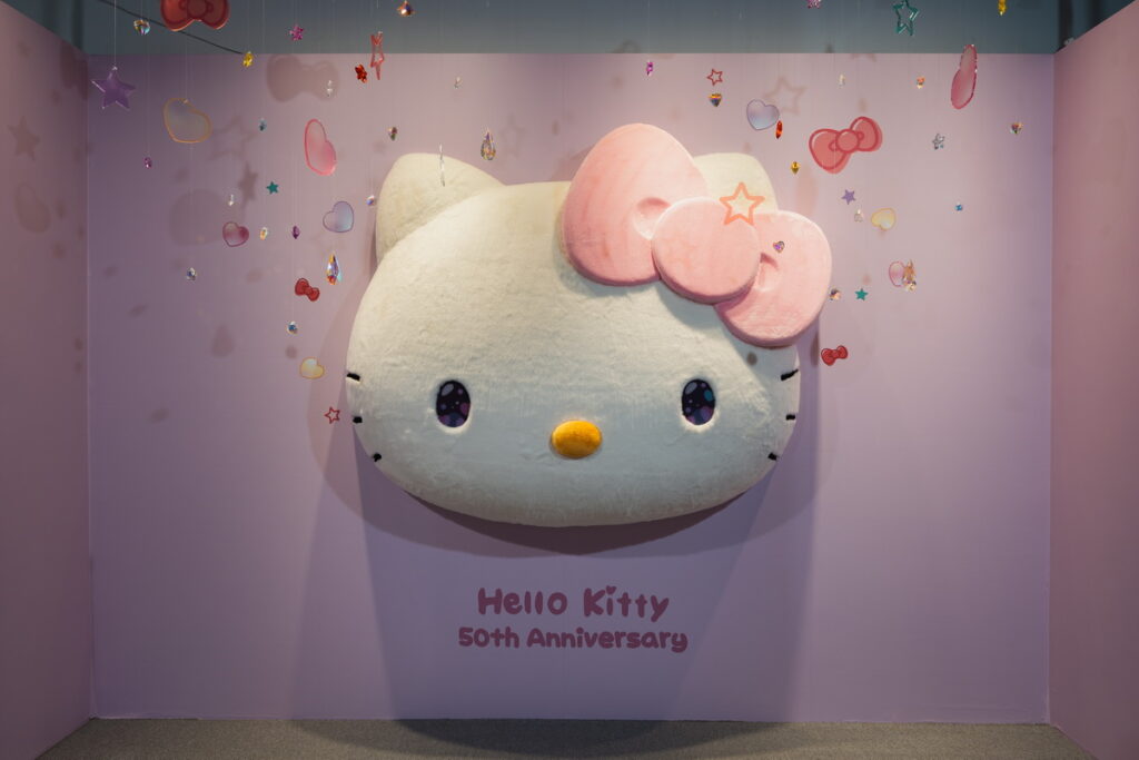入口展示超巨大Hello Kitty頭雕裝置(時藝多媒體提供)