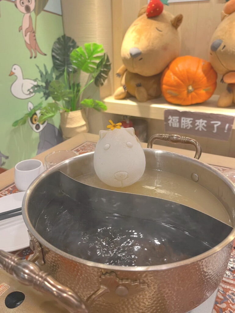 喜歡「手機先食」與愛拍餐點照打卡的人,絕對不能錯過福豚泡湯萌樣,一出場超療癒萌化你的心,看著福豚隨著鍋底加熱慢慢融化至湯中,超吸睛的無辜萌樣,濃醇香的氣味撲鼻而來,視覺味覺雙重享受