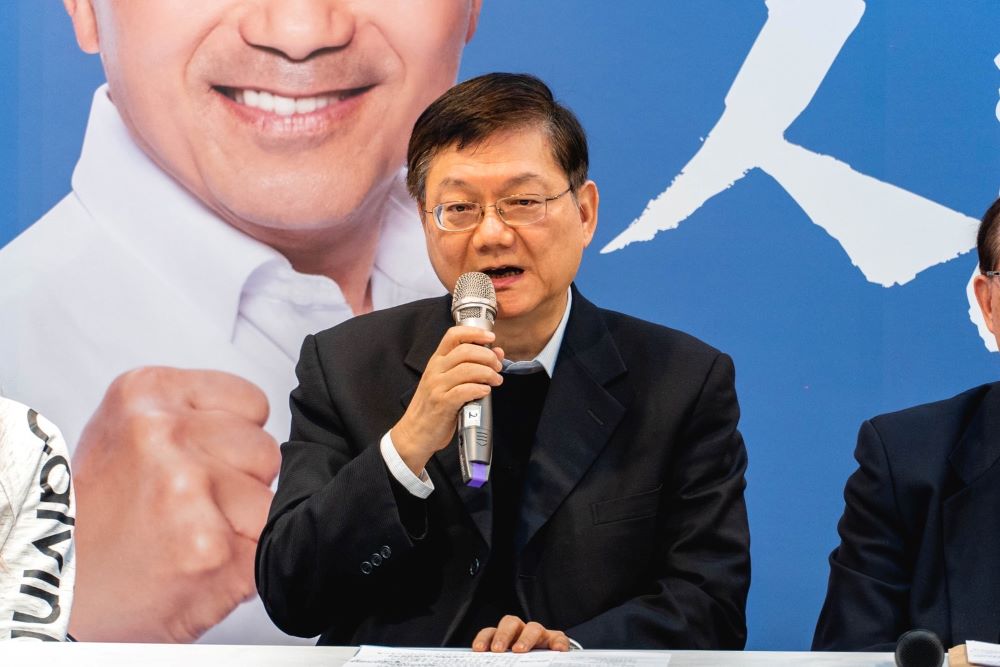 《圖說》杜紫軍呼籲所有中間選民,與其每天坐在家裡對社會現況搖頭嘆氣,不如給自己一個為台灣創造新未來的機會,支持正派、果敢、勇於向前的侯友宜,讓侯友宜來改變。〈侯辦提供〉