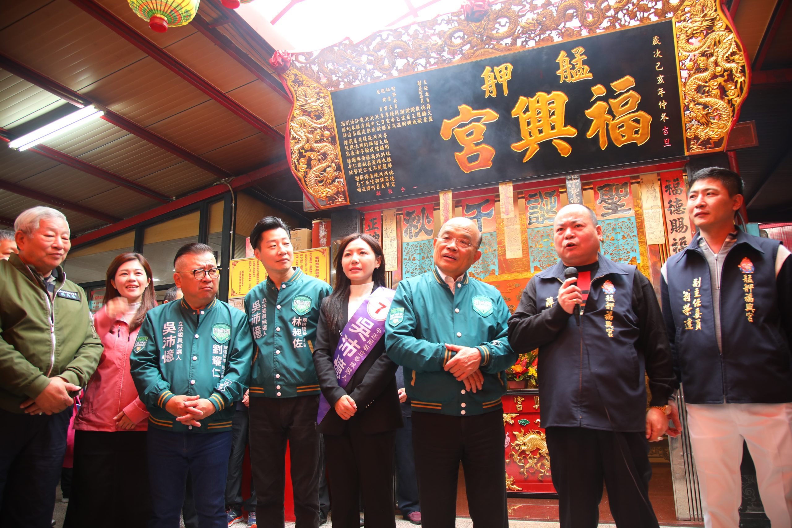 艋舺福興宮主委薛大盛呼籲信眾一人拉十票,還給沒有炒地皮的「礦工之子」一個公道。(記者包克明攝)