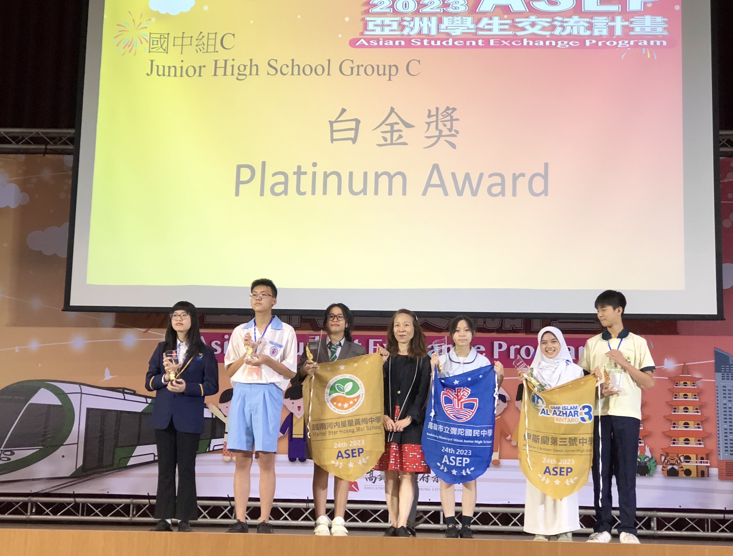 高雄彌陀國中、越南星星國中聯手出擊 榮獲2023ASEP專題簡報白金獎