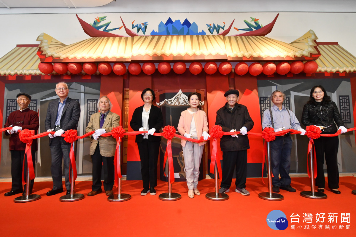 宮廟藝術特展開幕式,由縣長王惠美、策展人陳筱君老師、眾多藝術家共同剪綵。圖/記者鄧富珍攝
