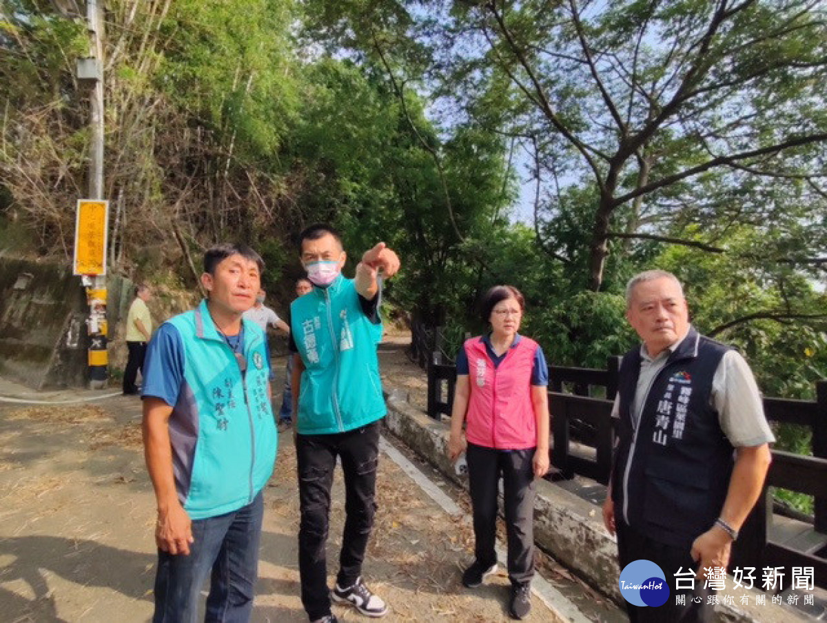 會勘拓寬山路。林重鎣