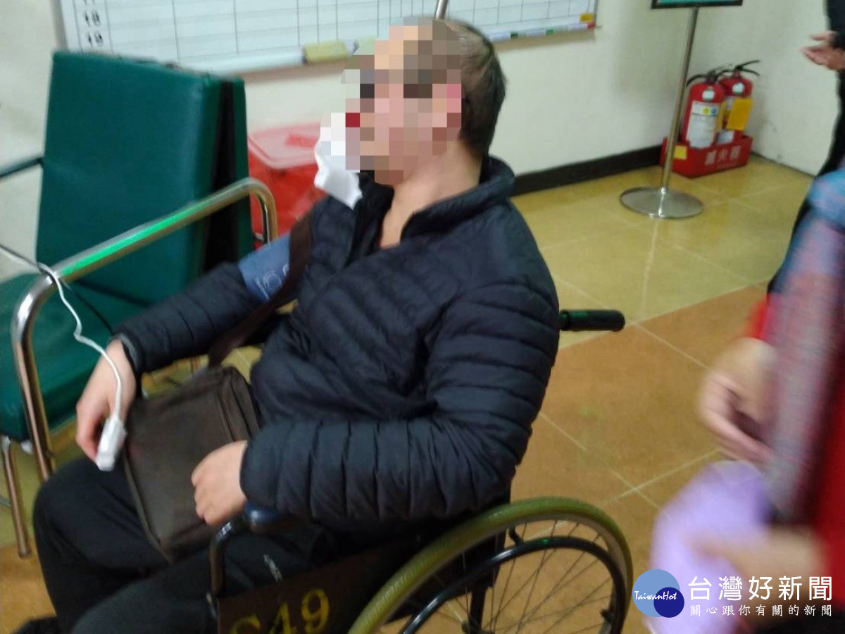 男子鼻子血流不止，警方速協助開道急送醫。