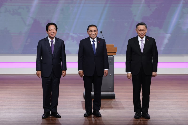 賴清德(左)、侯友宜(中)與柯文哲(右)在辯論會正式交鋒先合影。中央社