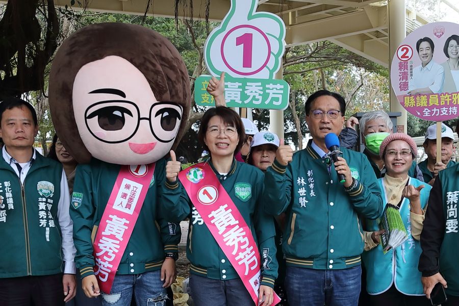 黃秀芳傳統市場拜票 Q版秀芳娃娃當分身站路口