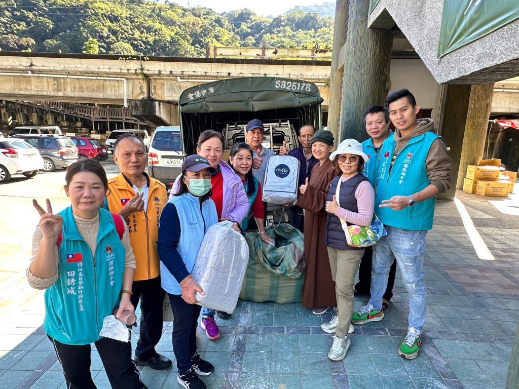 竹東大同獅子會鄭宇翔會長(右一)、李肇銘前總監(左二)、與福田寺善法行願功德會結合，將無限愛心物資送達給需要幫助的人。(圖/記者林照東攝)