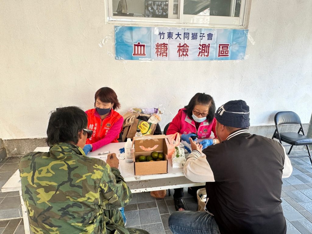 竹東大同獅子會在活動現場免費作血糖自我檢測。(圖/記者林照東攝)