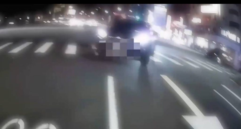 卓男禁止迴轉時段執意迴轉遭取締。（記者林金聖翻攝）