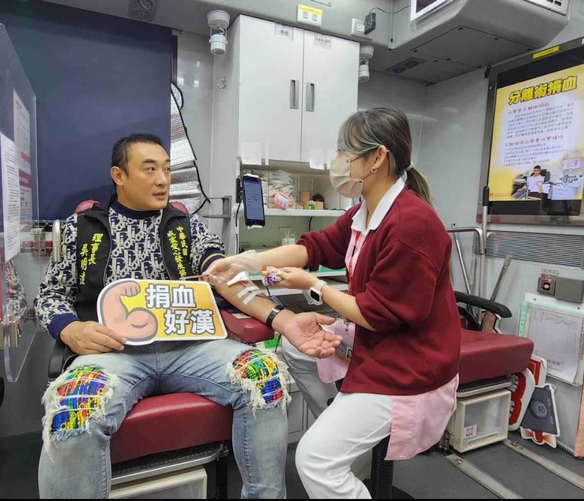 「威震愛心發展協會」理事長吳明達(圖左)身先士卒,率先捲起袖子捐血。