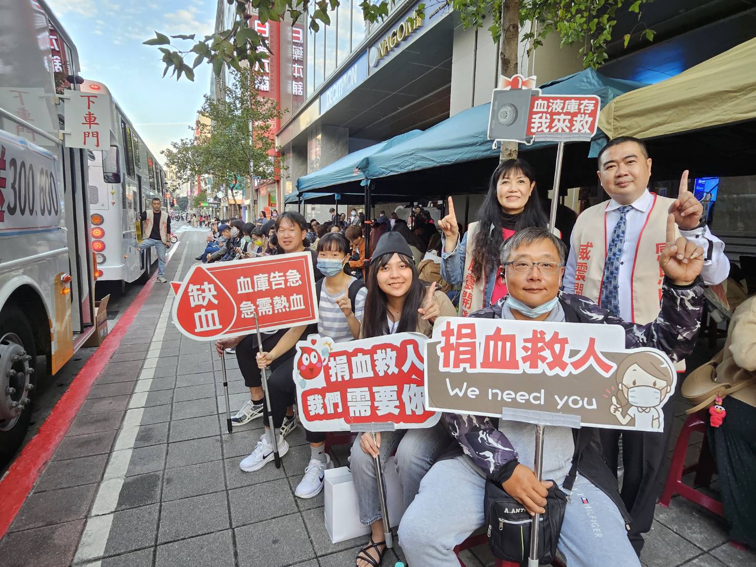 「熱血」民眾參與捐血活動,共募得近700袋血。