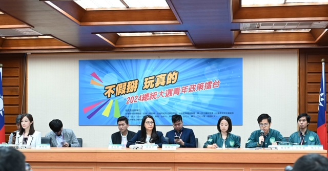 ▲三黨候選人及代表與會，參與青年頭家對話，傾聽年輕人的心聲。（記者晨曦翻攝）