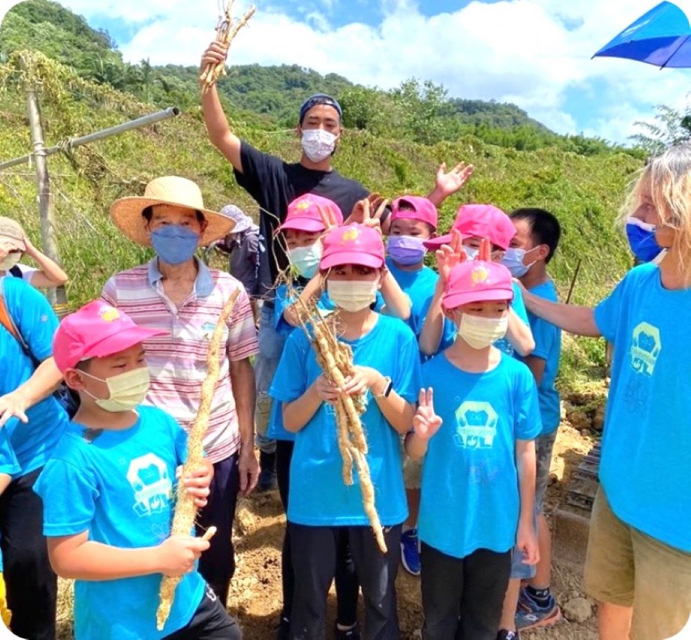 《圖說》龍安社區提供農務體驗,帶民眾體驗挖山藥。〈農業局提供〉