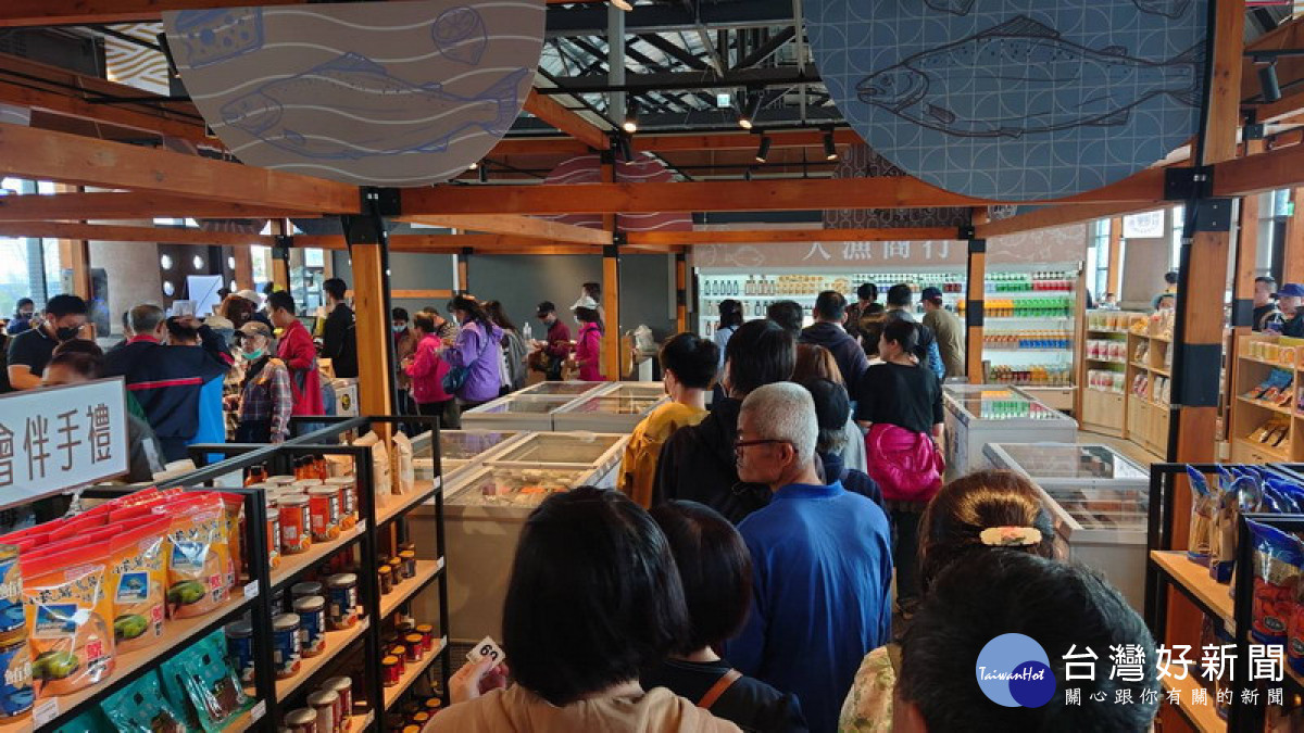 ▲鼓山魚市場１元限時購排隊人潮。
