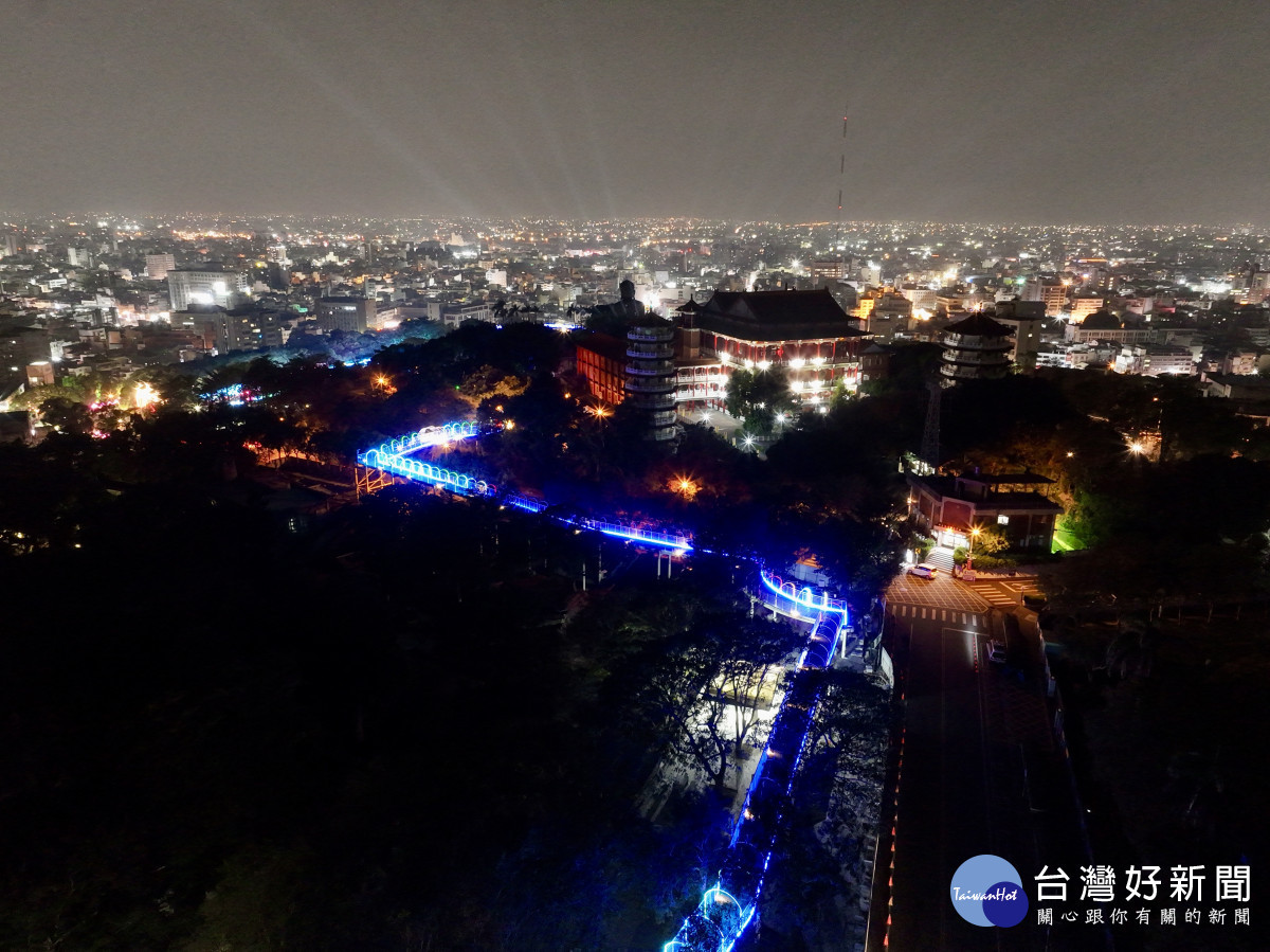 2024彰化月影燈季,八卦山大佛風景區亮起來。圖/記者鄧富珍翻攝